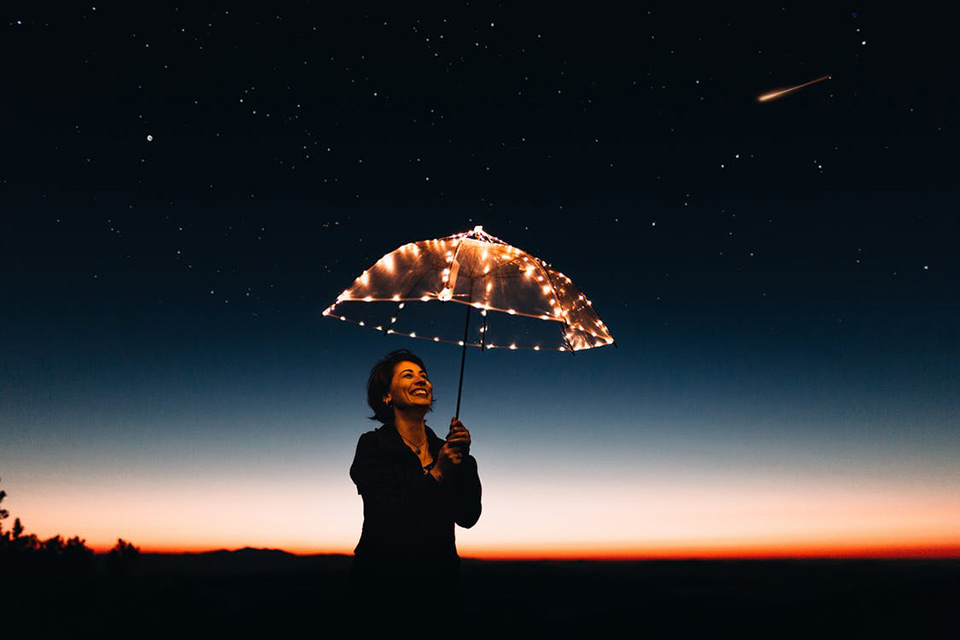 Femme-parapluie-lumière